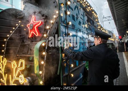 Moskau, Russland. 24. Dezember 2022. Pater Frosts Zug kommt am Bahnhof Belorussky an. Der festlich dekorierte Zug ist Pater Frosts Reiseresidenz. Nikolay Vinokurov/Alamy Live News Stockfoto