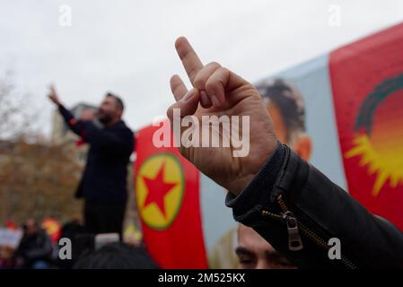 Nach der Ermordung von 3 Kurden in der Rue d'Enghein in Paris kamen mehrere tausend Demonstranten nach Paris, um ihren Zorn und ihre Trauer zum Ausdruck zu bringen. Stockfoto