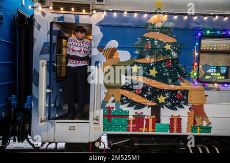 Moskau, Russland. 24. Dezember 2022. Pater Frosts Zug kommt am Bahnhof Belorussky an. Der festlich dekorierte Zug ist Pater Frosts Reiseresidenz. Nikolay Vinokurov/Alamy Live News Stockfoto