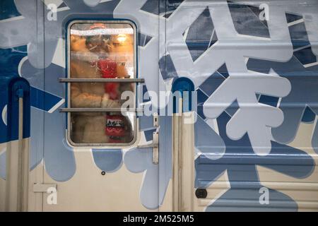 Moskau, Russland. 24. Dezember 2022. Pater Frosts Zug kommt am Bahnhof Belorussky an. Der festlich dekorierte Zug ist Pater Frosts Reiseresidenz. Nikolay Vinokurov/Alamy Live News Stockfoto