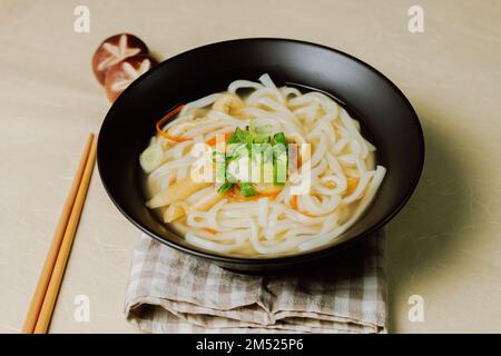 Kalguksu, koreanische Nudelsuppe: Frische, messergeschnittene Nudeln, hergestellt aus Mehlteig und in dünne Nudeln geschnitten, gekocht in Sardellensoße. Zucken Stockfoto