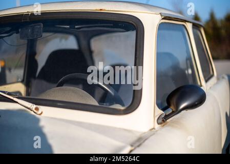 Die Vorderseite des legendären Trabant Retro-Wagens Stockfoto