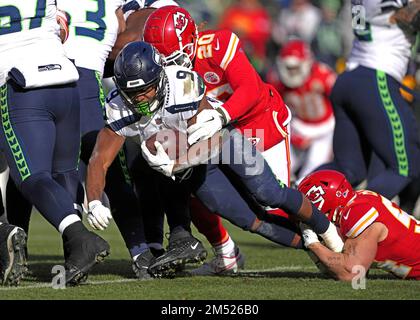 Kansas City, Usa. 24. Dezember 2022. Kansas City Chiefs Safety Justin Reid (20) und Kansas City Chiefs Linebacker Leo Chenal (54) verhindern gemeinsam, dass Seattle Seahawks am Samstag, den 24. Dezember 2022, im Arrowhead Stadium in Kansas City, Missouri, Kenneth Walker III (9) zurücklaufen. Foto: Jon Robichaud/UPI Credit: UPI/Alamy Live News Stockfoto