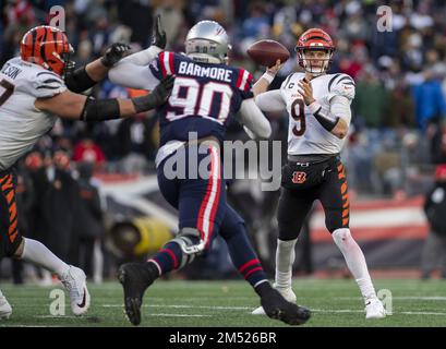 Foxborough, Usa. 24. Dezember 2022. Cincinnati Bengals Quarterback Joe Burrow (9) sucht in der zweiten Hälfte eines Spiels gegen die New England Patriots im Gillette Stadium in Foxborough, Massachusetts, am Samstag, den 24. Dezember 2022 nach einem Pass. Foto: Amanda Sabga/UPI Credit: UPI/Alamy Live News Stockfoto