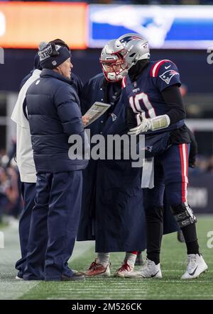 Foxborough, Usa. 24. Dezember 2022. New England Patriots Head Coach Bill Belichick spricht in der zweiten Spielhälfte im Gillette Stadium in Foxborough, Massachusetts, am Samstag, den 24. Dezember 2022 mit Quarterback Mac Jones (10). Foto: Amanda Sabga/UPI Credit: UPI/Alamy Live News Stockfoto