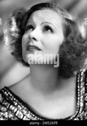 GRETA GARBO 1930 Portrait von CLARENCE SINCLAIR BULL Publicity für INSPIRATION 1931 Regisseur CLARENCE BRAUNE Kleider Gilbert Adrian Metro Goldwyn Mayer Stockfoto