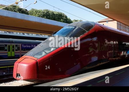 Nahaufnahme eines roten Zuges im Bahnhof Porta Nuova Stockfoto