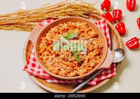 Kimchibokkeumbap, koreanischer Kimchi Fried Rice : Reis gebraten mit fein gehacktem Kimchi. Rindfleisch, Schweinefleisch, Zwiebeln, grüne Zwiebeln und anderes Gemüse können angebaut werden Stockfoto