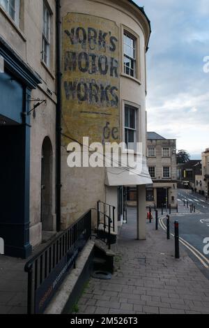 Geisterzeichen auf einem Gebäude im Stadtzentrum von Frome, Somerset, England, Großbritannien Stockfoto