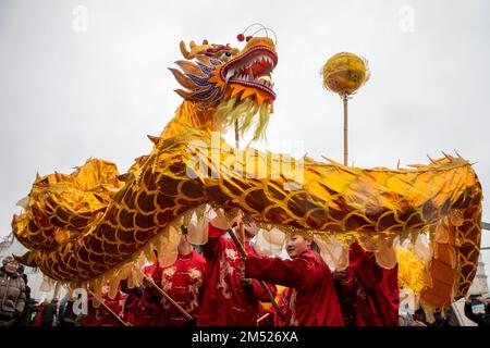 Moskau, Russland. 24. Dezember 2022. Chinesen mit farbenfrohen Drachenkostümen versammeln sich im VDNKh-Messezentrum in Moskau, Russland, um den chinesischen Wintersonnentag (Donghzi-Festival) zu feiern. Es wird angenommen, dass die Feier, auch „Chinesischer Thanksgiving-Tag“ genannt, ein Symbol für das längere Tageslicht ist und den Menschen positive Energie gibt Stockfoto