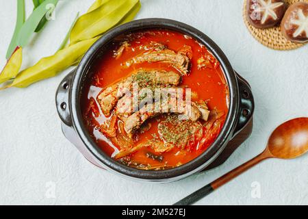 Deunggalbi Kimchi jjigae, koreanische Rückenrippe und Kimchi-Eintopf Stockfoto