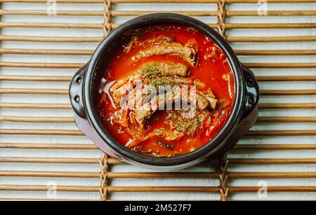 Deunggalbi Kimchi jjigae, koreanische Rückenrippe und Kimchi-Eintopf Stockfoto