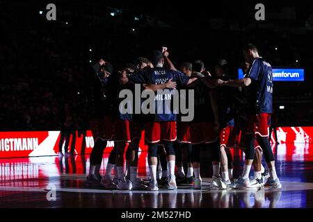 Mailand, Italien. 23. Dezember 2022. Italien, Mailand, dez. 23 2022: Teams von Armani Mailand am Ende der Spieler Präsentation durch den Redner während des Basketballspiels EA7 Emporio Armani Mailand vs. AS Monaco, EuroLeague 2022-2023 round15 (Foto: Fabrizio Andrea Bertani/Pacific Press) Kredit: Pacific Press Media Production Corp./Alamy Live News Stockfoto