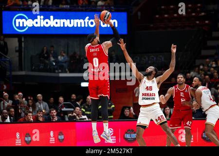 Mailand, Italien. 23. Dezember 2022. Italien, Mailand, dez. 23 2022: Brandon Davies (Armani Mailand Center) 3 Punkte, die während des Basketballspiels EA7 Emporio Armani Mailand vs AS Monaco erzielt wurden, EuroLeague 2022-2023 round15 (Foto: Fabrizio Andrea Bertani/Pacific Press) Kredit: Pacific Press Media Production Corp./Alamy Live News Stockfoto