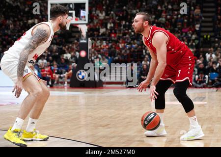 Mailand, Italien. 23. Dezember 2022. Italien, Mailand, dez. 23 2022: Stefano Tonut (Armani Milan Guard) dribbelt im 2. Quartal während des Basketballspiels EA7 Emporio Armani Mailand vs AS Monaco, EuroLeague 2022-2023 round15 (Foto: Fabrizio Andrea Bertani/Pacific Press) Kredit: Pacific Press Production Corp./Alamy Live News Stockfoto