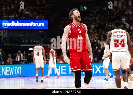 Mailand, Italien. 23. Dezember 2022. Italien, Mailand, dez. 23 2022: Nicolo? Melli (Armani Milan Forward) feiert den Sieg am Ende des Basketballspiels EA7 Emporio Armani Milan vs. AS Monaco, EuroLeague 2022-2023 round15 (Foto: Fabrizio Andrea Bertani/Pacific Press) Kredit: Pacific Press Production Corp./Alamy Live News Stockfoto