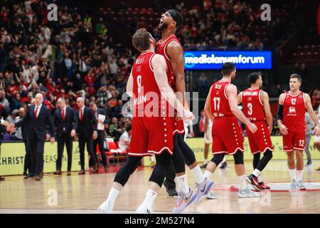 Mailand, Italien. 23. Dezember 2022. Italien, Mailand, dez. 23 2022: Brandon Davies (Armani Mailand Center) Siegesfeier am Ende des Basketballspiels EA7 Emporio Armani Mailand vs AS Monaco, EuroLeague 2022-2023 round15 (Foto: Fabrizio Andrea Bertani/Pacific Press) Kredit: Pacific Press Production Corp./Alamy Live News Stockfoto