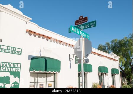 Blick auf die Büros und Gebäude am Paseo Delicias, einer berühmten Straße in Rancho Santa Fe. Stockfoto