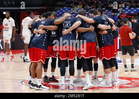 Mailand, Italien. 23. Dezember 2022. Italien, Mailand, dez. 23 2022: Die Teams von Armani Mailand betreten das Feld zum Aufwärmen während des Basketballspiels EA7 Emporio Armani Mailand vs AS Monaco, EuroLeague 2022-2023 round15 (Kreditbild: © Fabrizio Bertani/Pacific Press via ZUMA Press Wire) Stockfoto