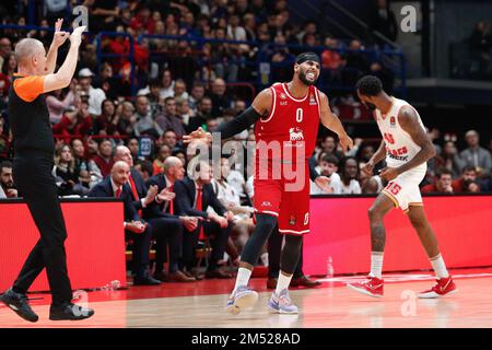 Mailand, Italien. 23. Dezember 2022. Italien, Mailand, dez. 23 2022: Brandon Davies (Zentrum von Armani Mailand) 3 Punkte Wurffeier während des Basketballspiels EA7 Emporio Armani Mailand vs AS Monaco, EuroLeague 2022-2023 round15 (Kreditbild: © Fabrizio Bertani/Pacific Press via ZUMA Press Wire) Stockfoto