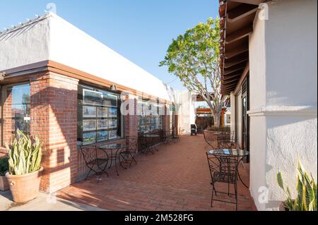 Stühle und Tische in einer Gasse neben einem Immobilienbüro in Rancho Santa Fe, Kalifornien Stockfoto