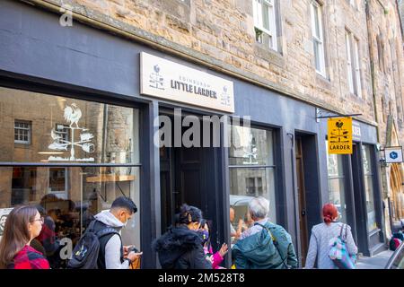 Edinburgh City Centre, Leute Schlange für Frühstück vor Larder und Little Larder Cafes in Edinburgh, Schottland, Großbritannien, Sommer 2022 Stockfoto