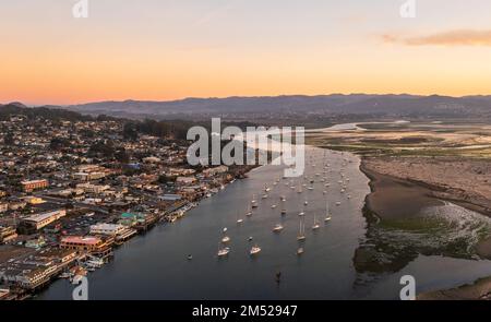 Fischerboote liegen am Kai in Morro Bay, Zentralkalifornien. Stockfoto