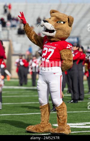 Das Maskottchen Houston Cougars unterhält die Menge mit der Band während des 2022 Radiance Technologies Independence Bowl, Freitag, 23. Dezember 2022, in Shrev Stockfoto