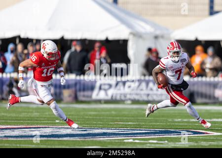 Louisiana-Lafayette Ragin Cajuns Wide Receiver John Stephens Jr. (7) trägt den Ball vor Houston Cougars Defensive Back Noah Guzman (16) Stockfoto