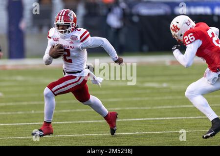 Louisiana-Lafayette Ragin Cajuns Quarterback Zeon Chriss (2) kämpft während des 2022 Radiance Technologies Indepen um Yards gegen Houston Cougars Stockfoto