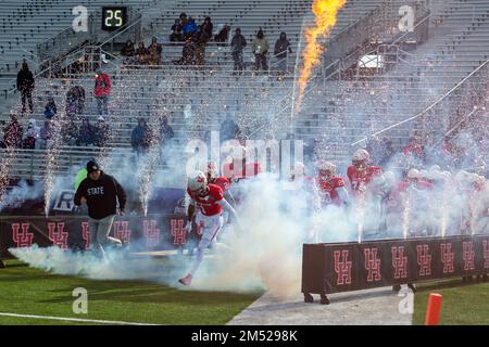 Die Houston Cougars erobern das Feld gegen die University of Louisiana-Lafayette während der Radiance Technologies Independence Bowl 2022, Freitag, den Stockfoto