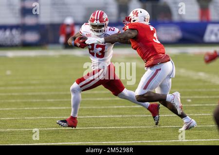 Louisiana-Lafayette Ragin Cajuns Running Back Terrence Williams (23) Versuche, die Tackle des Houston Cougars Linebackers Donavan Mutin (3) zu halten Stockfoto