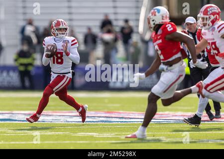 Louisiana-Lafayette Ragin Cajuns Quarterback Chandler Fields (18) rollt auf und versucht, während des 2022 Radian gegen die Houston Cougars-Verteidigung zu bestehen Stockfoto