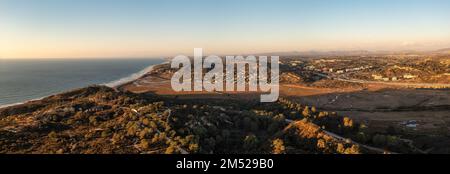 Blick aus der Vogelperspektive auf Torrey Pines State Park und Del Mar in der Ferne Stockfoto