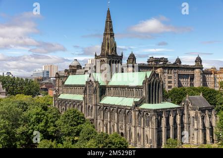 Glasgow Cathedral Gebäude von außen, Sommer 2022, glasgows ältestes Gebäude und auch ein Pfarrkirchengebäude, Glasgow, Schottland, Großbritannien Stockfoto