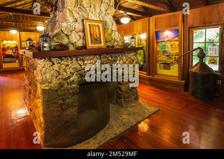 Informative Ausstellung im Besucherzentrum im Prairie Creek Redwood State Park, Kalifornien, USA Stockfoto