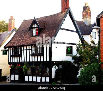 Wymondham, Norfolk, The Green Dragon, Mitte des 15. Jahrhunderts, Fachwerkhaus, Pub, öffentliches Haus, England, Großbritannien Stockfoto