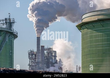 Anacortes WA USA - 18. Nov. 2022: Rauch aus der Raffination in Pertroleum in der Marathon Raffinerie Stockfoto