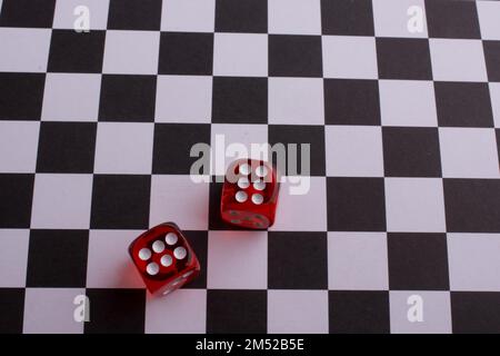 Red Dice auf einem überprüften Hintergrund Stockfoto