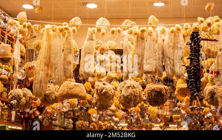 Sammlung natürlicher Meeresschwämme für Spa und Wellness auf einem Marktstand Stockfoto