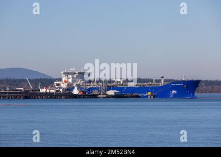 Anacortes WA USA - 18. November 2022: Der Rohöltanker Polar Resolution in der Ölraffinerie Marathon Stockfoto