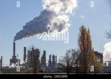 Anacortes WA USA - 18. Nov. 2022: Rauch aus der Raffination in Pertroleum in der Marathon Raffinerie Stockfoto