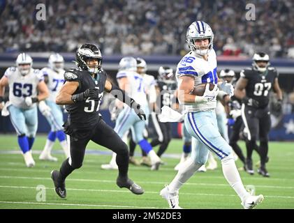 Arlington, Usa. 24. Dezember 2022. Dallas Cowboys Dalton Schultz hat es mit den Philadelphia Eagles während ihres NFL-Spiels im AT&T Stadium in Arlington, Texas, am Samstag, den 24. Dezember 2022 aufgenommen. Die Cowboys besiegten die Eagles 40-34. Foto: Ian Halperin/UPI Credit: UPI/Alamy Live News Stockfoto