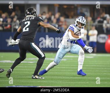 Arlington, Usa. 24. Dezember 2022. Die Dallas Cowboys Tony Pollard entkommen Philadelphia Eagles Darius während ihres NFL-Spiels im AT&T Stadium in Arlington, Texas, am Samstag, den 24. Dezember 2022. Die Cowboys besiegten die Eagles 40-34. Foto: Ian Halperin/UPI Credit: UPI/Alamy Live News Stockfoto
