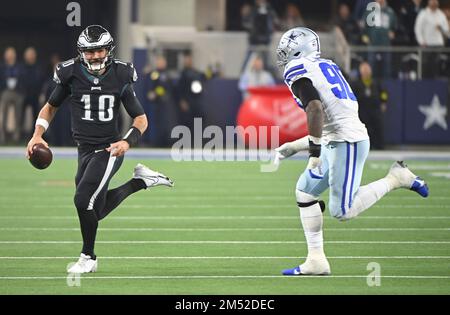 Arlington, Usa. 24. Dezember 2022. Philadelphia Eagles Gardner Minshew stürmt, während Dallas Cowboys DeMarcus Lawrence ihn während ihres NFL-Spiels im AT&T Stadium in Arlington, Texas, am Samstag, den 24. Dezember 2022 verfolgt. Die Cowboys besiegten die Eagles 40-34. Foto: Ian Halperin/UPI Credit: UPI/Alamy Live News Stockfoto