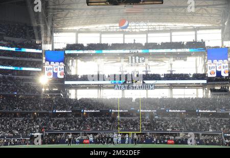 Arlington, Usa. 24. Dezember 2022. Die Sonne geht am Samstag, den 24. Dezember 2022, während des NFL-Spiels der Dallas Cowboys und Philadelphia Eagles im AT&T Stadium in Arlington, Texas, unter. Die Cowboys besiegten die Eagles 40-34. Foto: Ian Halperin/UPI Credit: UPI/Alamy Live News Stockfoto