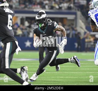 Arlington, Usa. 24. Dezember 2022. Philadelphia Eagles Miles Sanders tritt am Samstag, den 24. Dezember 2022, während ihres NFL-Spiels im AT&T Stadium in Arlington, Texas, gegen die Dallas Cowboys an. Die Cowboys besiegten die Eagles 40-34. Foto: Ian Halperin/UPI Credit: UPI/Alamy Live News Stockfoto