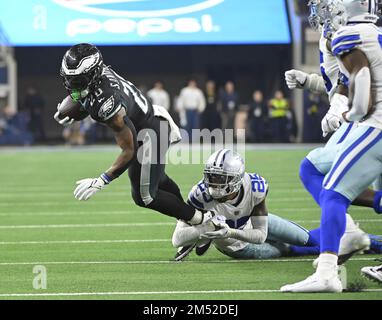 Arlington, Usa. 24. Dezember 2022. Philadelphia Eagles Miles Sanders wird von Dallas Cowboys Nashon Wright während ihres NFL-Spiels im AT&T Stadium in Arlington, Texas, am Samstag, den 24. Dezember 2022 umwickelt. Die Cowboys besiegten die Eagles 40-34. Foto: Ian Halperin/UPI Credit: UPI/Alamy Live News Stockfoto