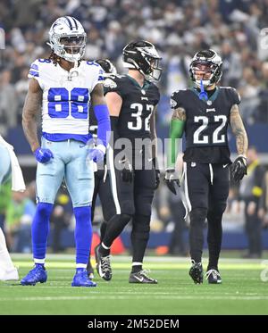 Arlington, Usa. 24. Dezember 2022. Dallas Cowboys CeeDee Lamb feiert einen ersten Down-Fang gegen die Philadelphia Eagles während ihres NFL-Spiels im AT&T Stadium in Arlington, Texas, am Samstag, den 24. Dezember 2022. Die Cowboys besiegten die Eagles 40-34. Foto: Ian Halperin/UPI Credit: UPI/Alamy Live News Stockfoto