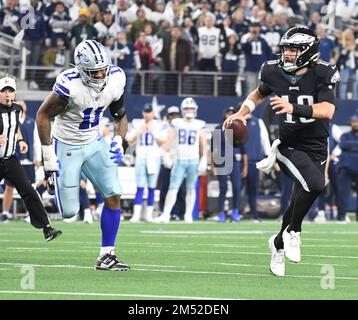 Arlington, Usa. 24. Dezember 2022. Dallas Cowboys Micah Parson verfolgt Philadelphia Eagles Gardner Minshew während ihres NFL-Spiels im AT&T Stadium in Arlington, Texas, am Samstag, den 24. Dezember 2022. Die Cowboys besiegten die Eagles 40-34. Foto: Ian Halperin/UPI Credit: UPI/Alamy Live News Stockfoto